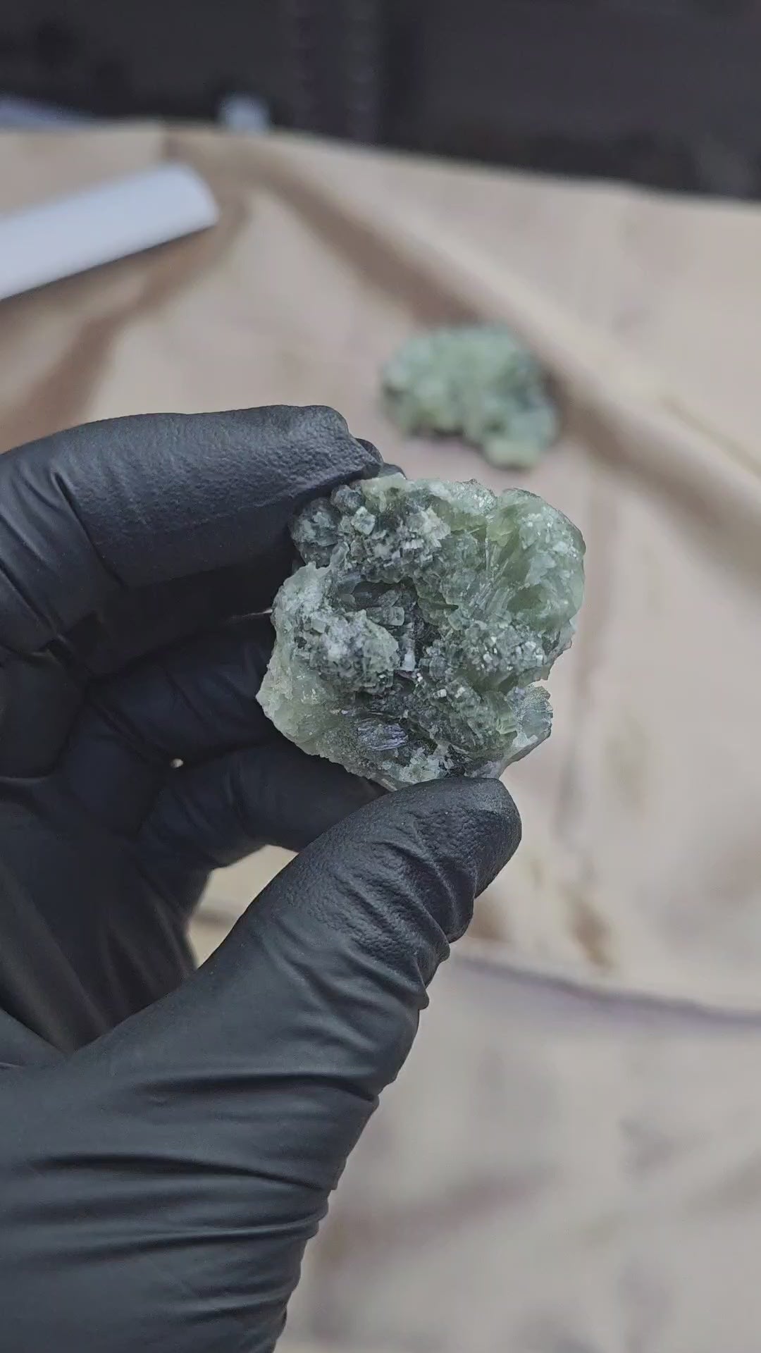 Prehnite à inclusion de byssolite à l'arrière de 42g - Vue à 360°