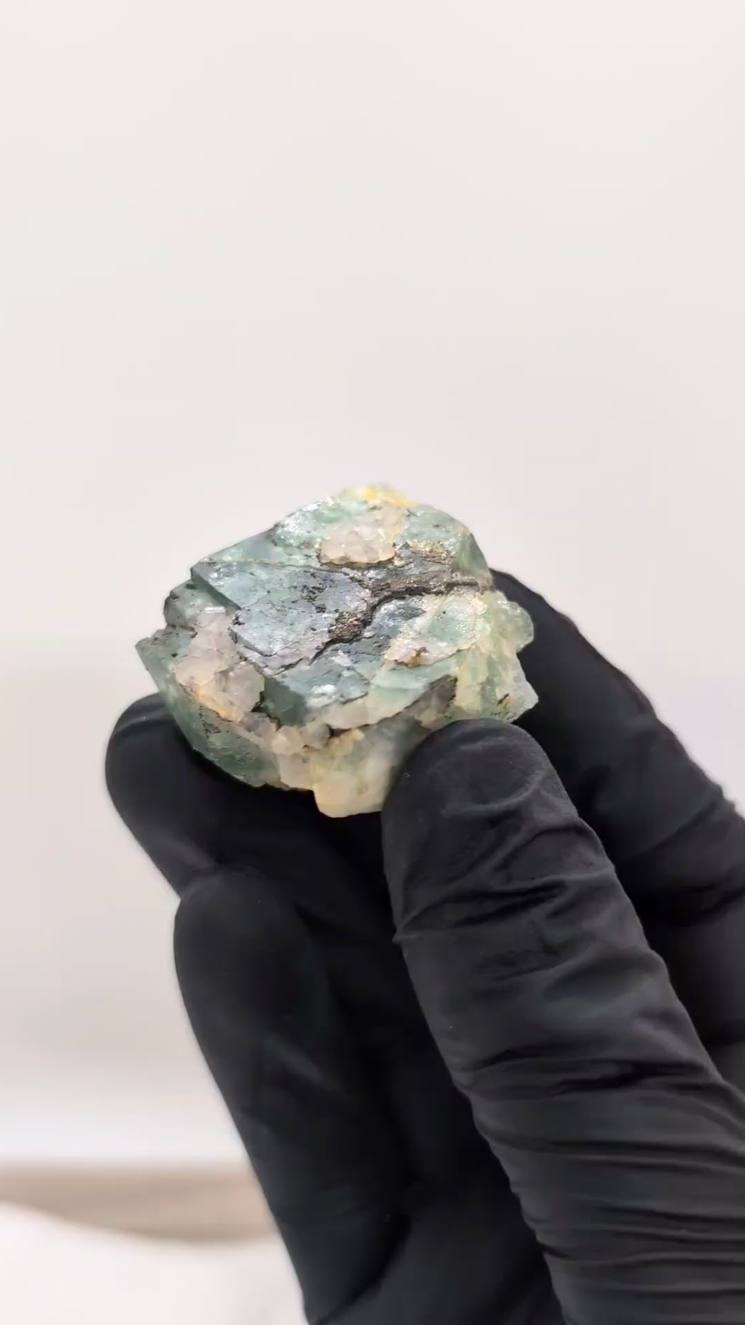 Fluorite verte avec quartz et pyrite 53g d'El Hammam