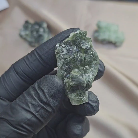 Prehnite cristallisée verte nuancée claire et foncée de 33g - Vue à 360° 