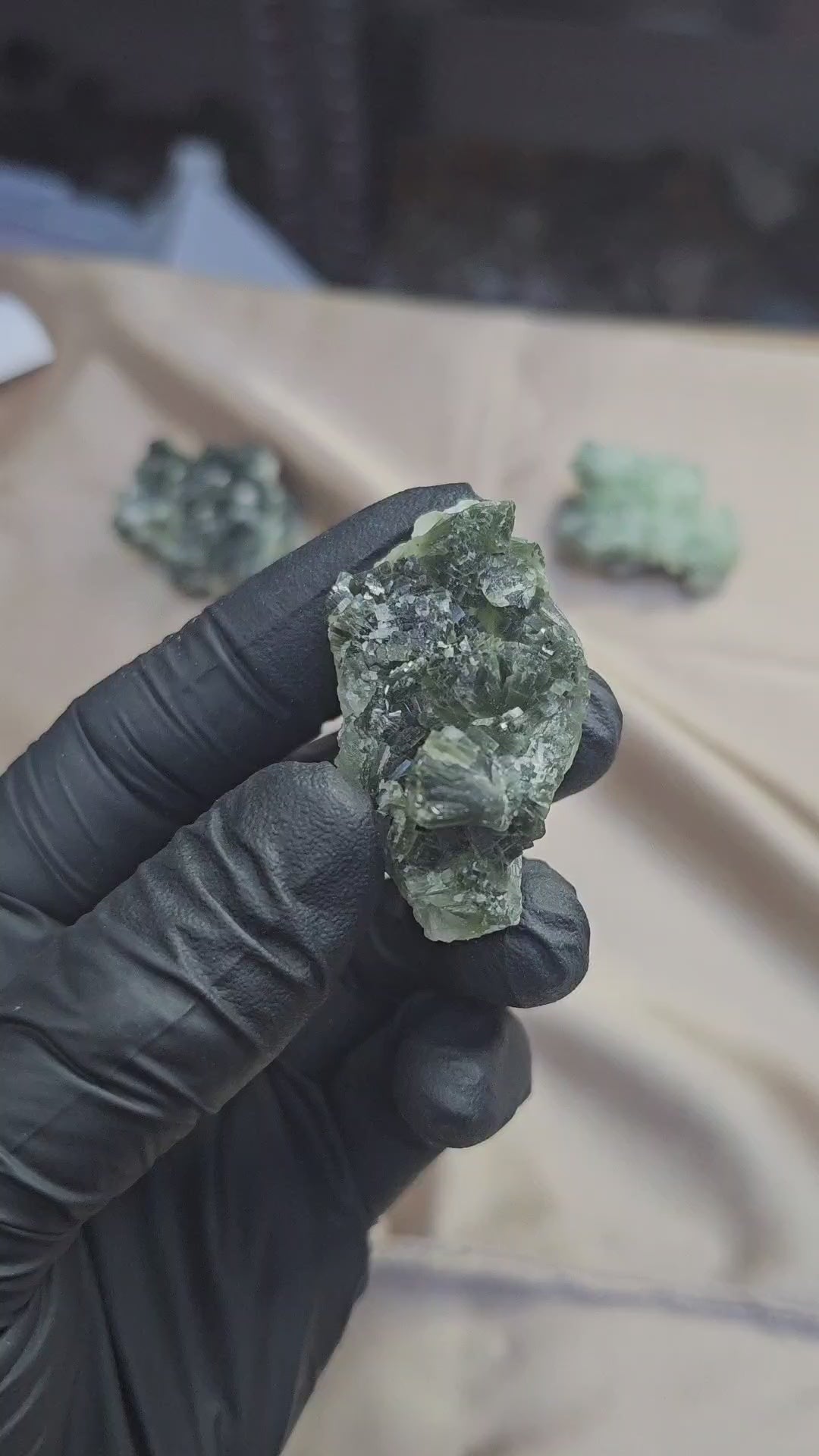 Prehnite cristallisée verte nuancée claire et foncée de 33g - Vue à 360° 
