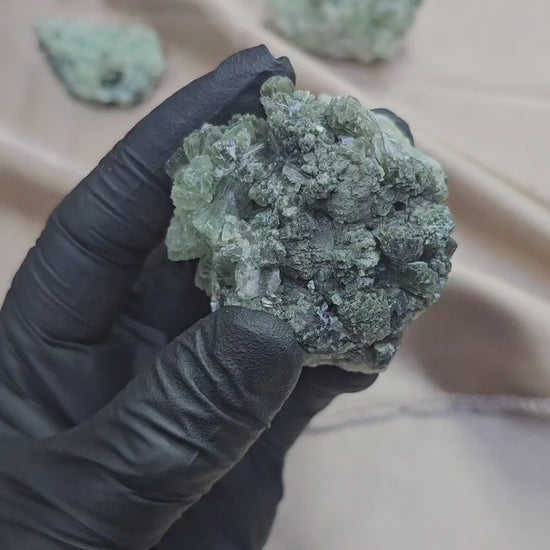 Prehnite brute face cristallisée du Maroc 120g - Vue à 360° et du dessus
