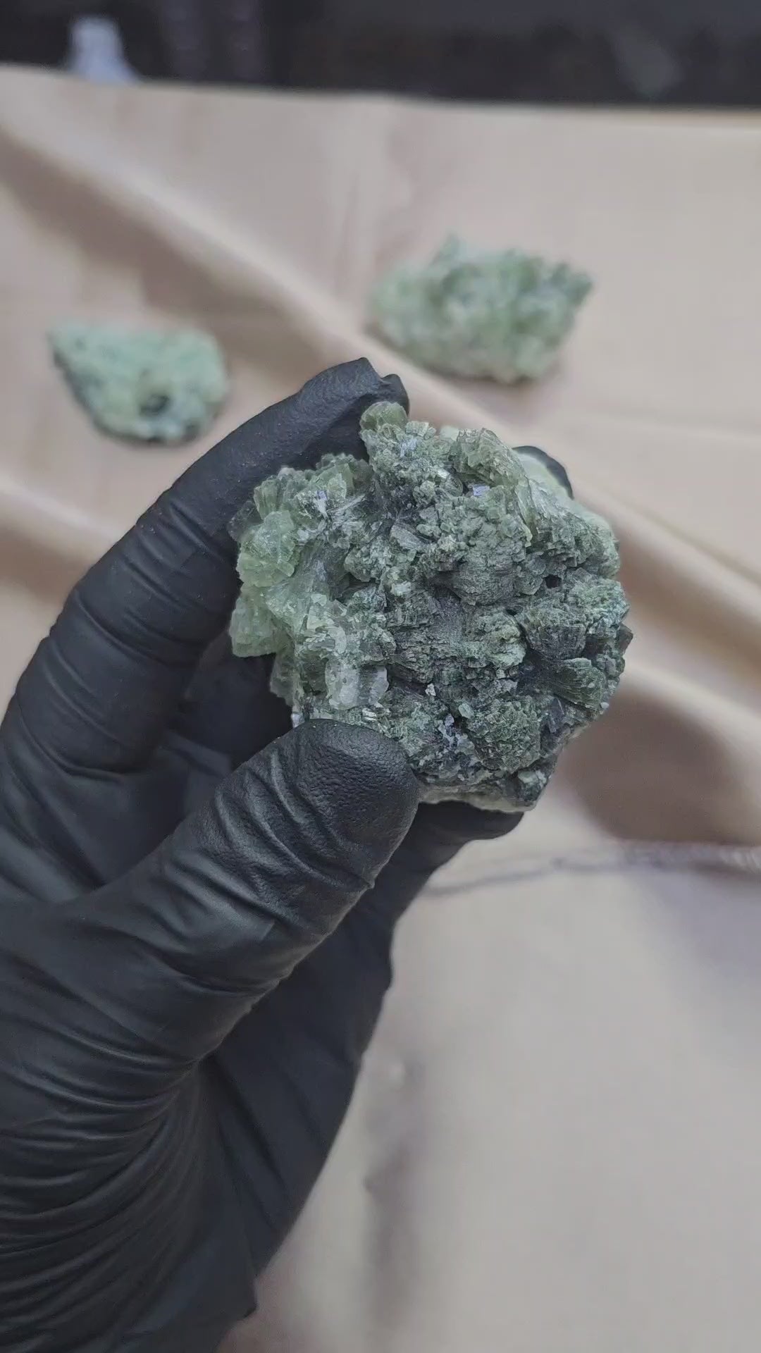 Prehnite brute face cristallisée du Maroc 120g - Vue à 360° et du dessus