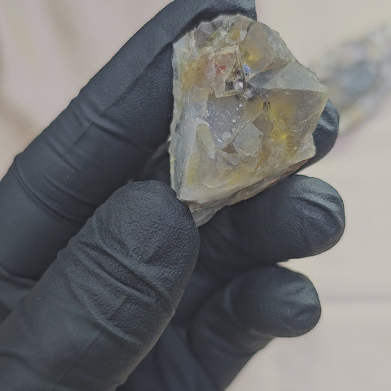 Fluorite ambre avec microcristaux de quartz scintillant et son cube de galène central enfermé de 24g
