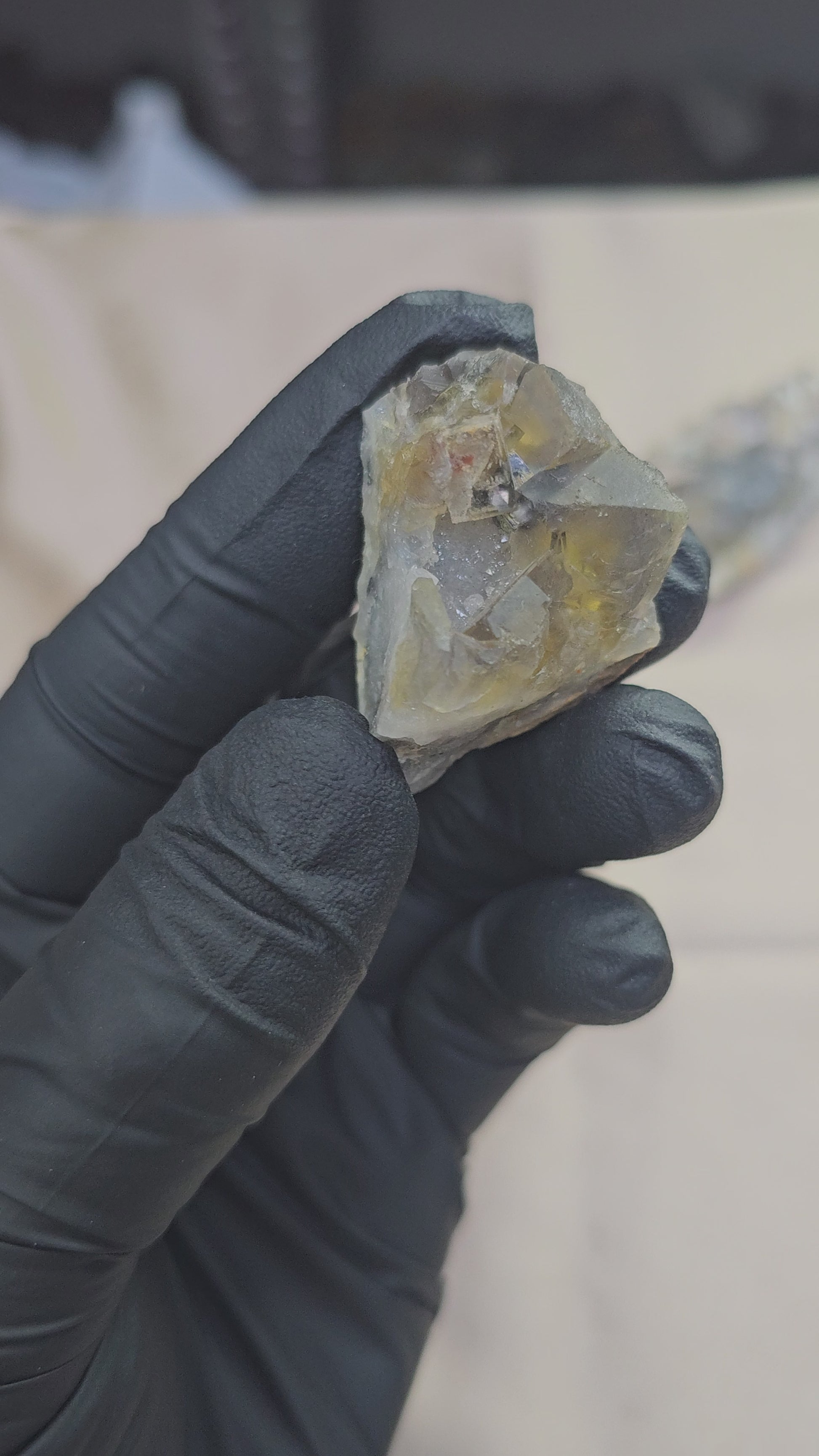 Fluorite ambre avec microcristaux de quartz scintillant et son cube de galène central enfermé de 24g