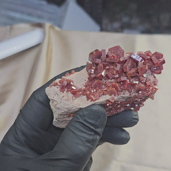 Vanadinite rouge à cristaux hexagonaux 128g de Mibladen au Maroc - Vue en 360°