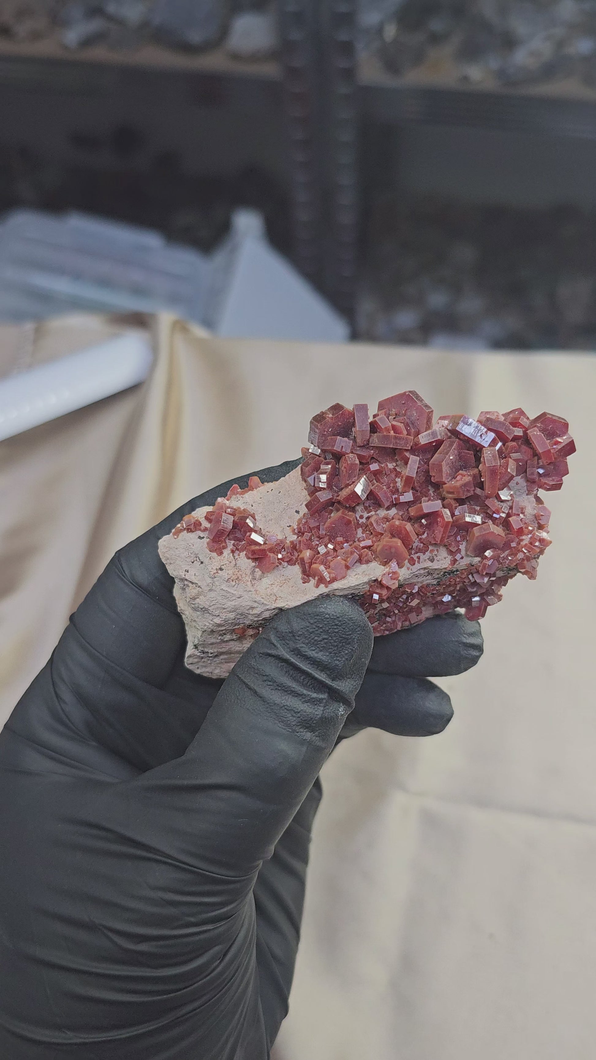 Vanadinite rouge à cristaux hexagonaux 128g de Mibladen au Maroc - Vue en 360°