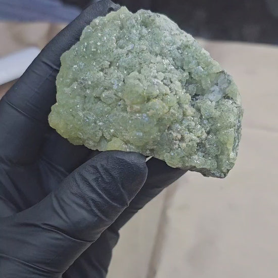 prehnite aux cristaux verts clairs et jaunis de 161g