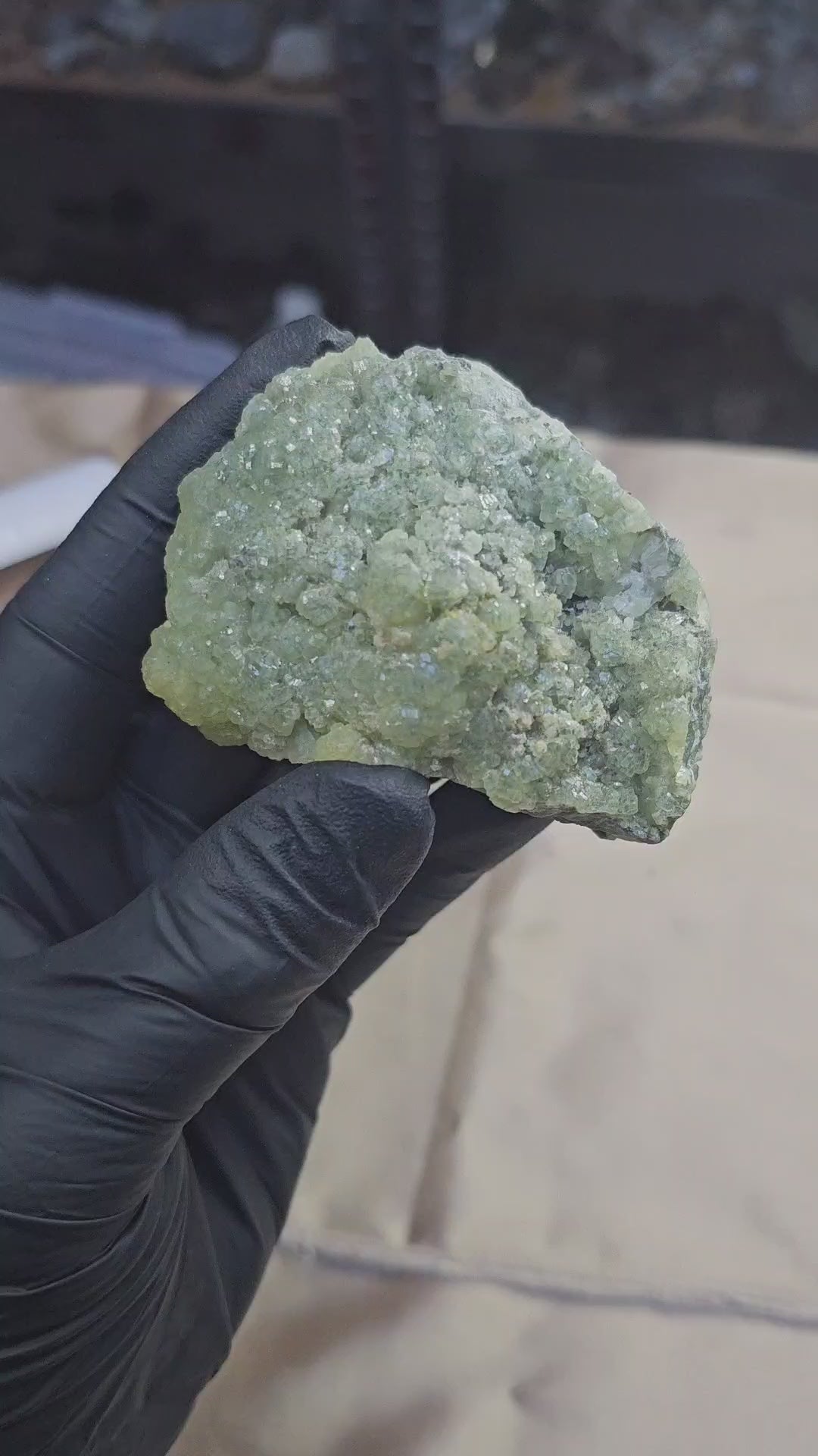prehnite aux cristaux verts clairs et jaunis de 161g