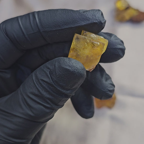 Lot de deux morceaux de cubes de fluorite jaune du Maroc de 22g - Vue en 360 et du dessus