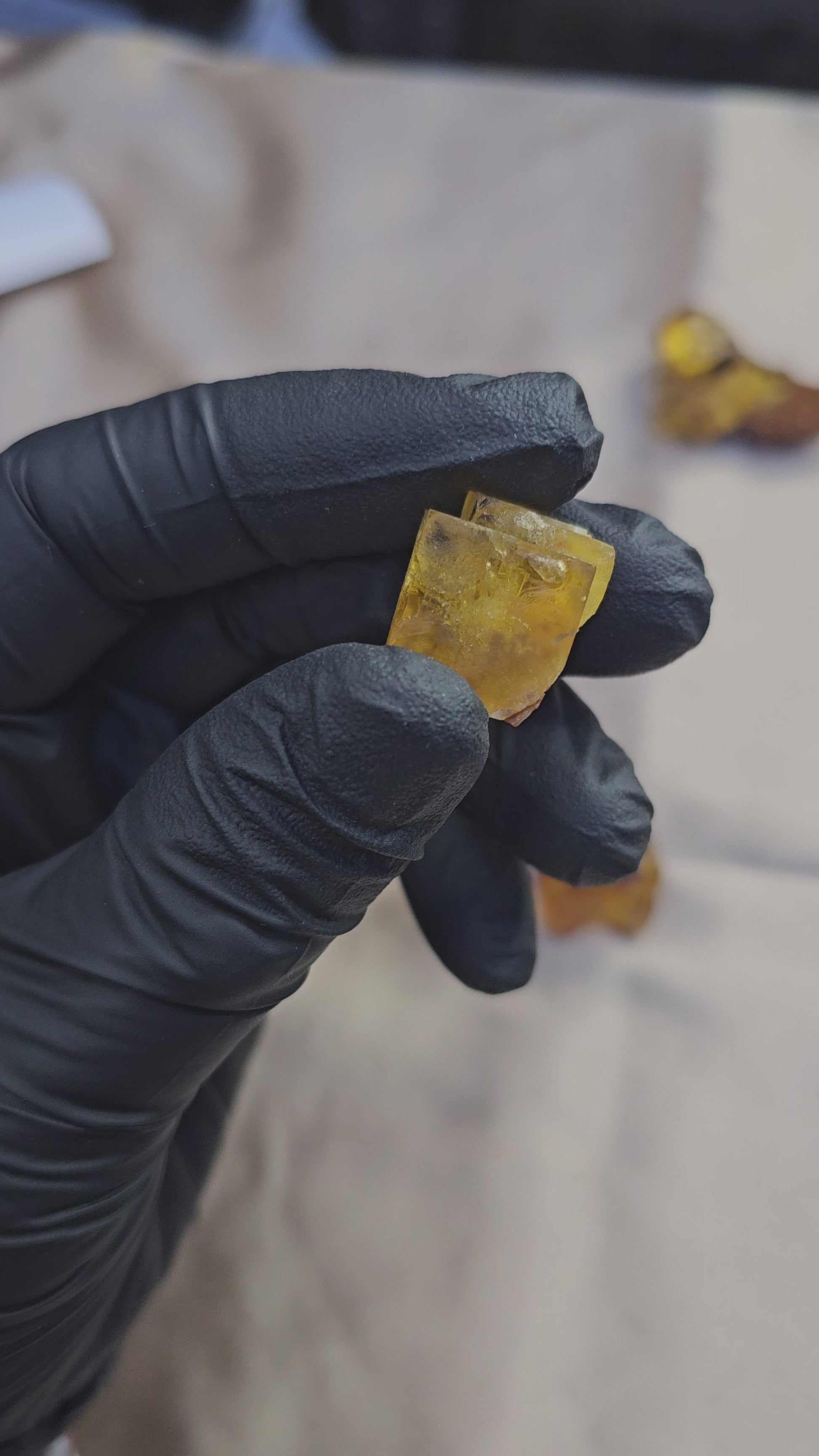 Lot de deux morceaux de cubes de fluorite jaune du Maroc de 22g - Vue en 360 et du dessus