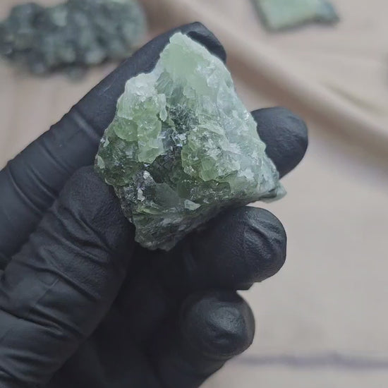 Prehnite verte brute 55g du Maroc - Vue à 360°