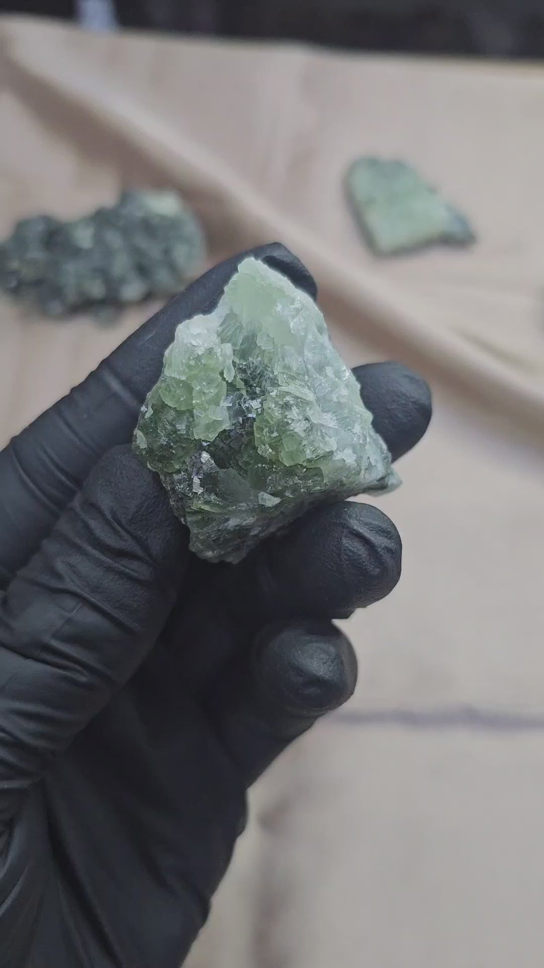 Prehnite verte brute 55g du Maroc - Vue à 360°
