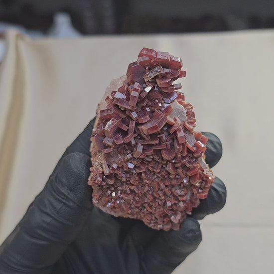 Vanadinite à cristaux hexagonaux rouges de 189g de Mibladen au Maroc - Vue en 360°