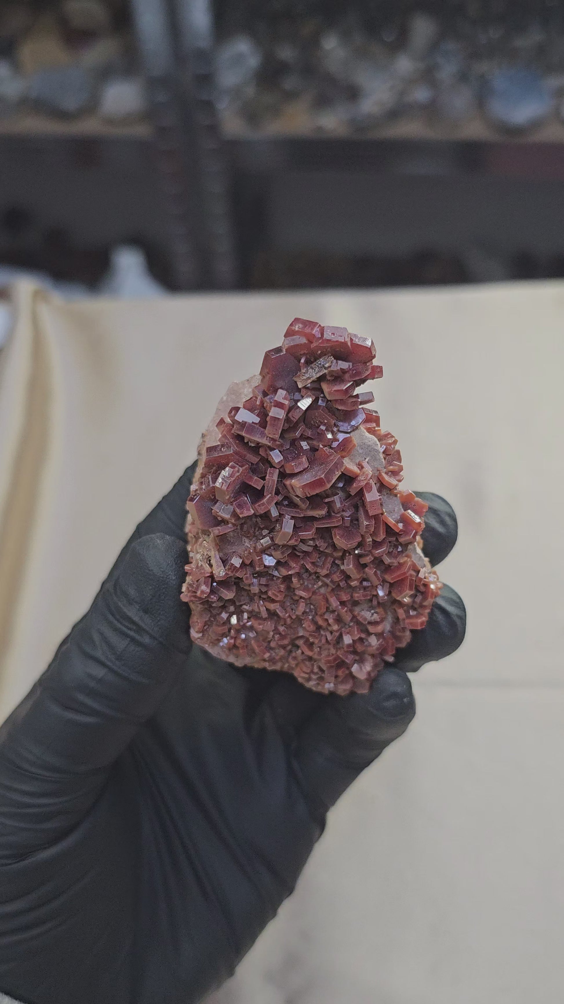 Vanadinite à cristaux hexagonaux rouges de 189g de Mibladen au Maroc - Vue en 360°