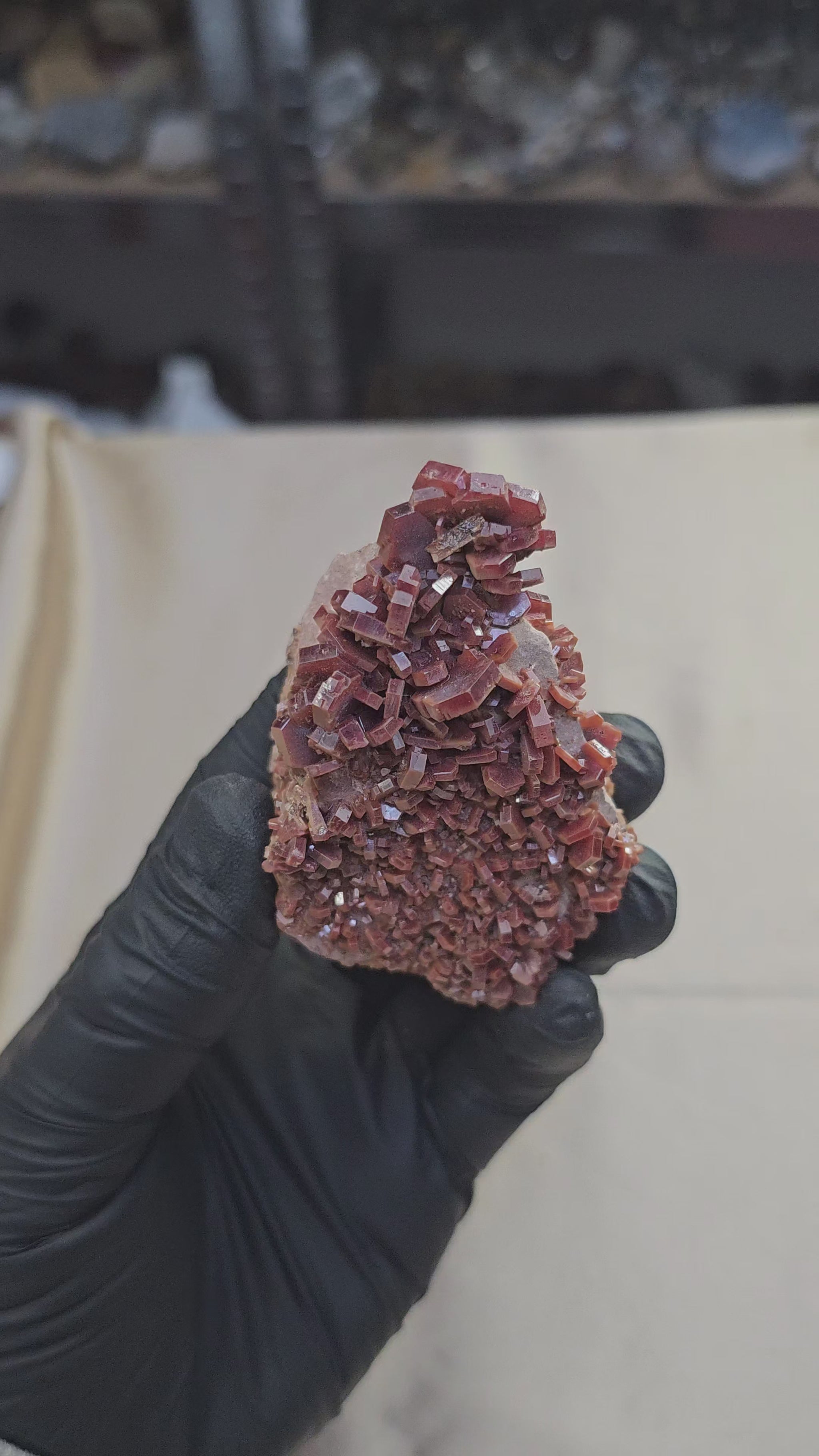 Vanadinite à cristaux hexagonaux rouges de 189g de Mibladen au Maroc - Vue en 360°