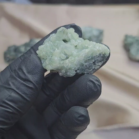 Prehnite verte claire et byssolite sur la face arrière 30g