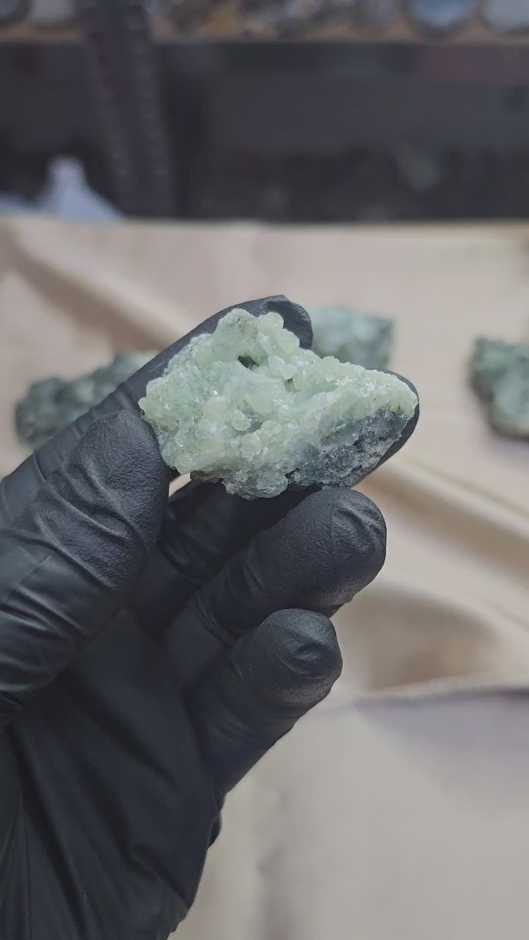 Prehnite verte claire et byssolite sur la face arrière 30g