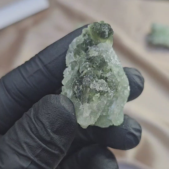 Prehnite brute verte 39g avec cristaux orthorhombiques du Maroc