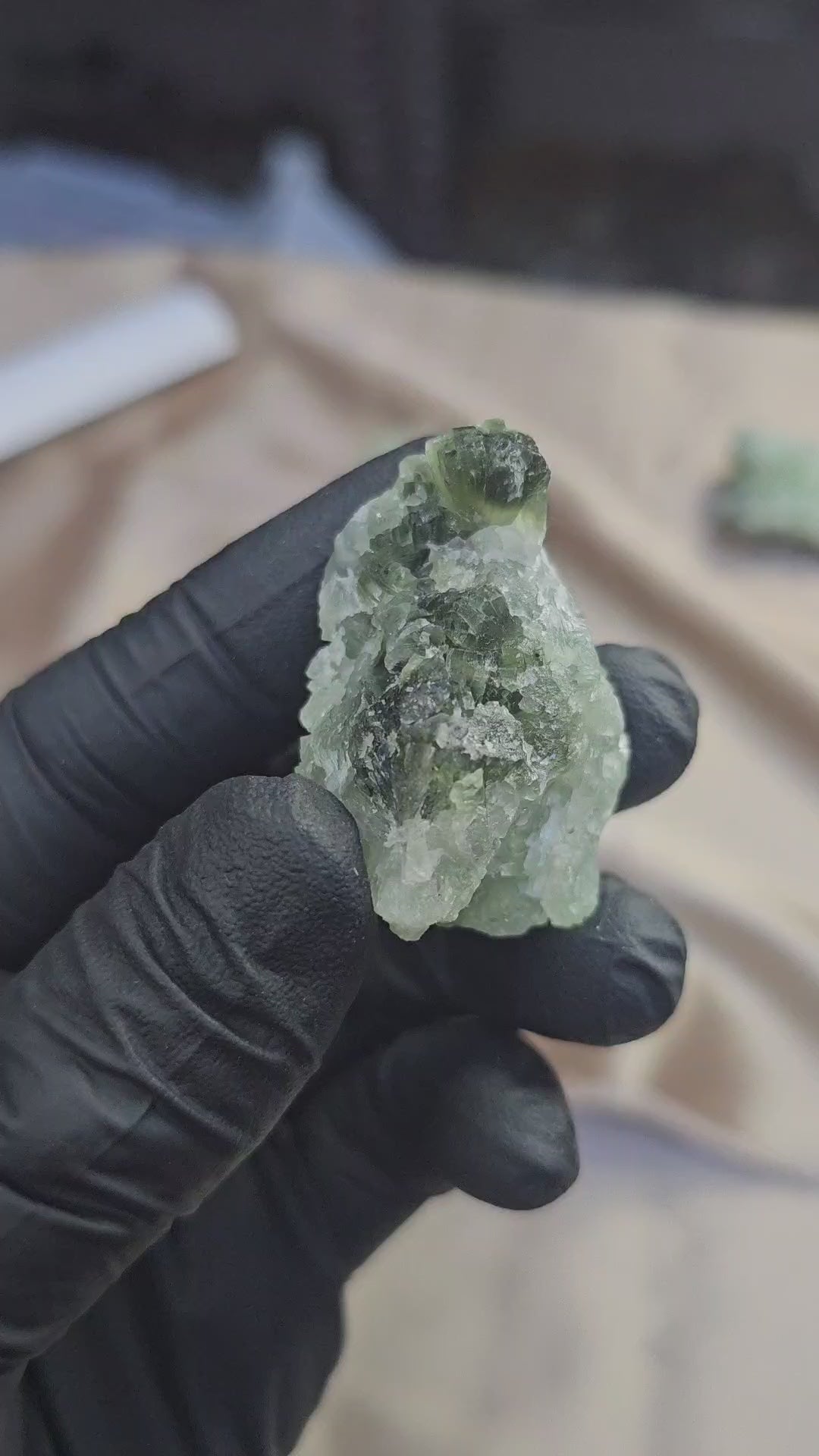 Prehnite brute verte 39g avec cristaux orthorhombiques du Maroc
