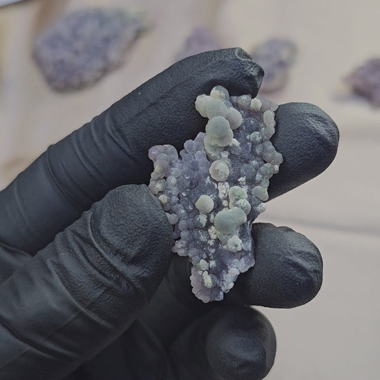 Calcédoine botryoïde grappe de raisin verte et violette de 8 de l'île de Sulawesi en Indonésie