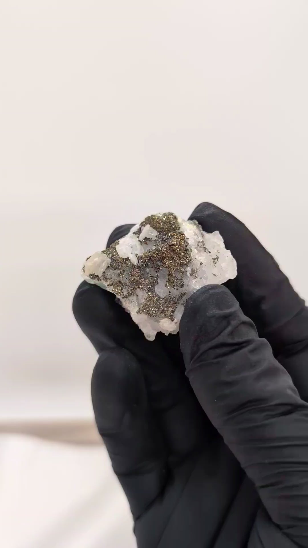 Pyrite sur calcite avec quartz et fluorite de 18g d'El Hammam Maroc