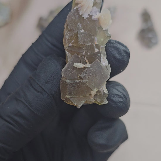 Fluorite jaune verdâtre avec baryte beige en provenance du Maroc 35g
