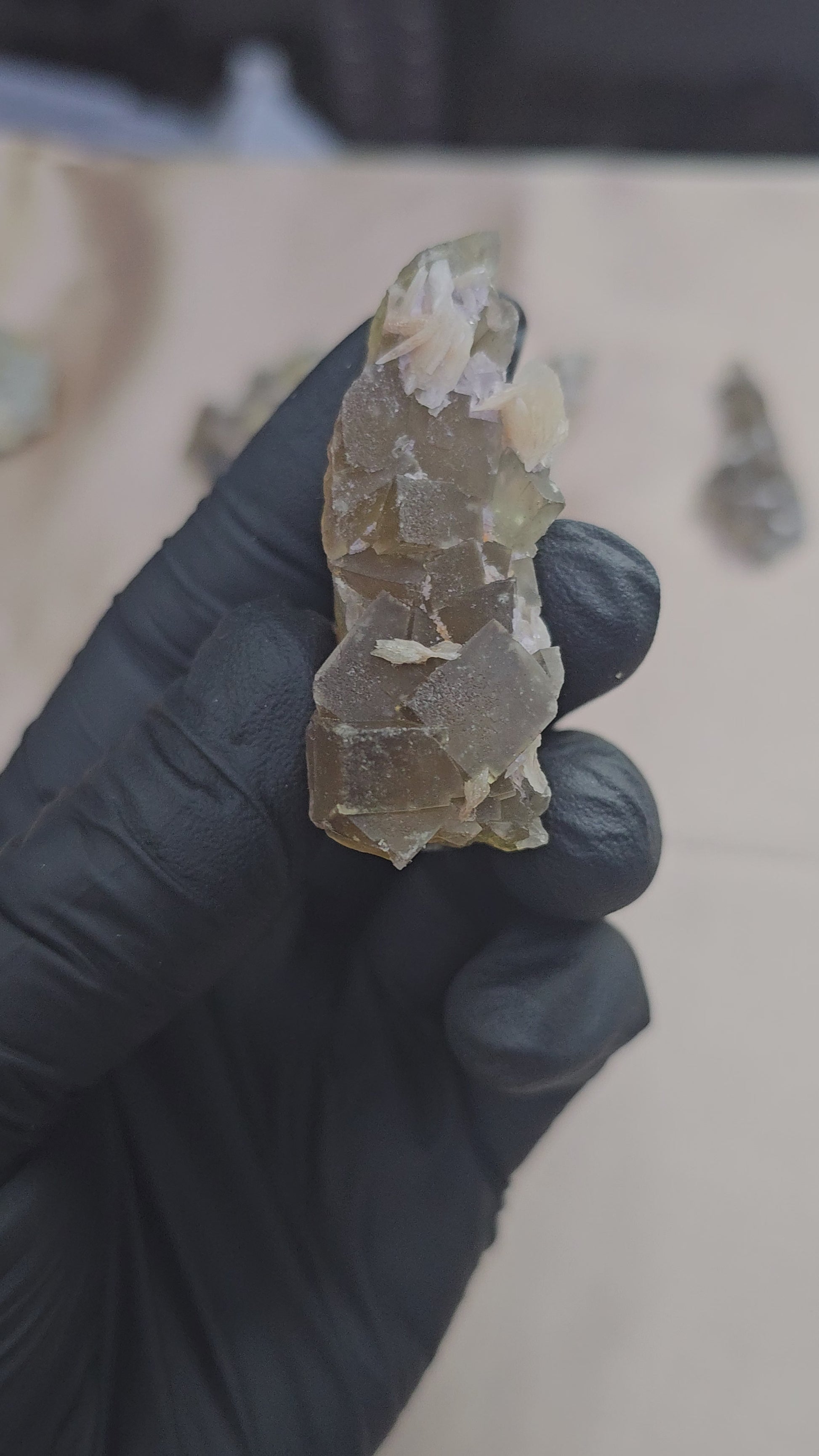 Fluorite jaune verdâtre avec baryte beige en provenance du Maroc 35g
