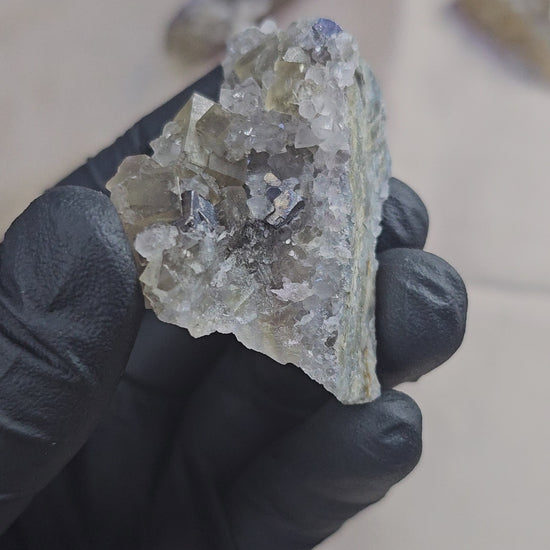 Fluorite jaune avec quartz et galène marocaine de collection de 43g - Vue en 360°