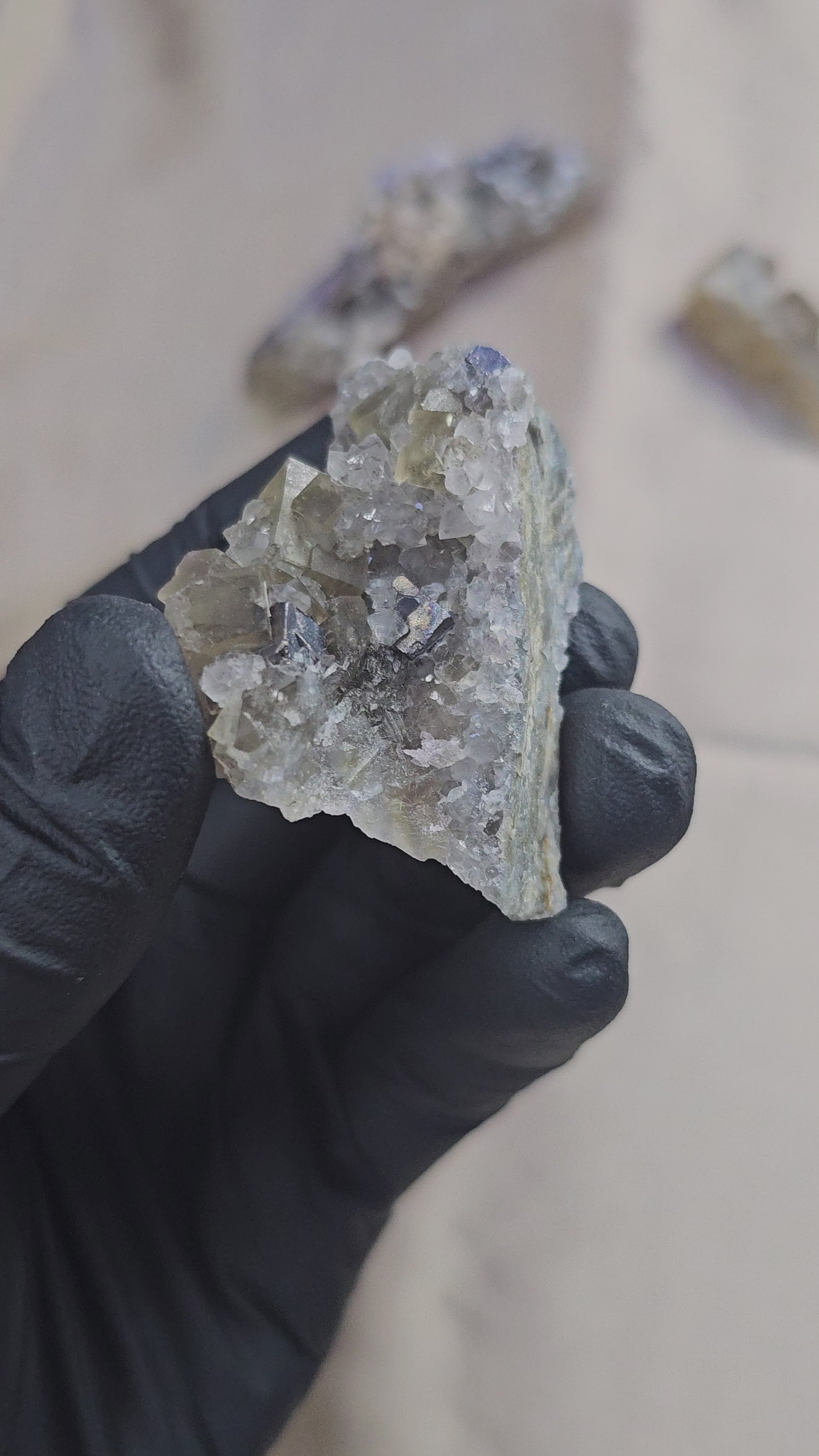 Fluorite jaune avec quartz et galène marocaine de collection de 43g - Vue en 360°
