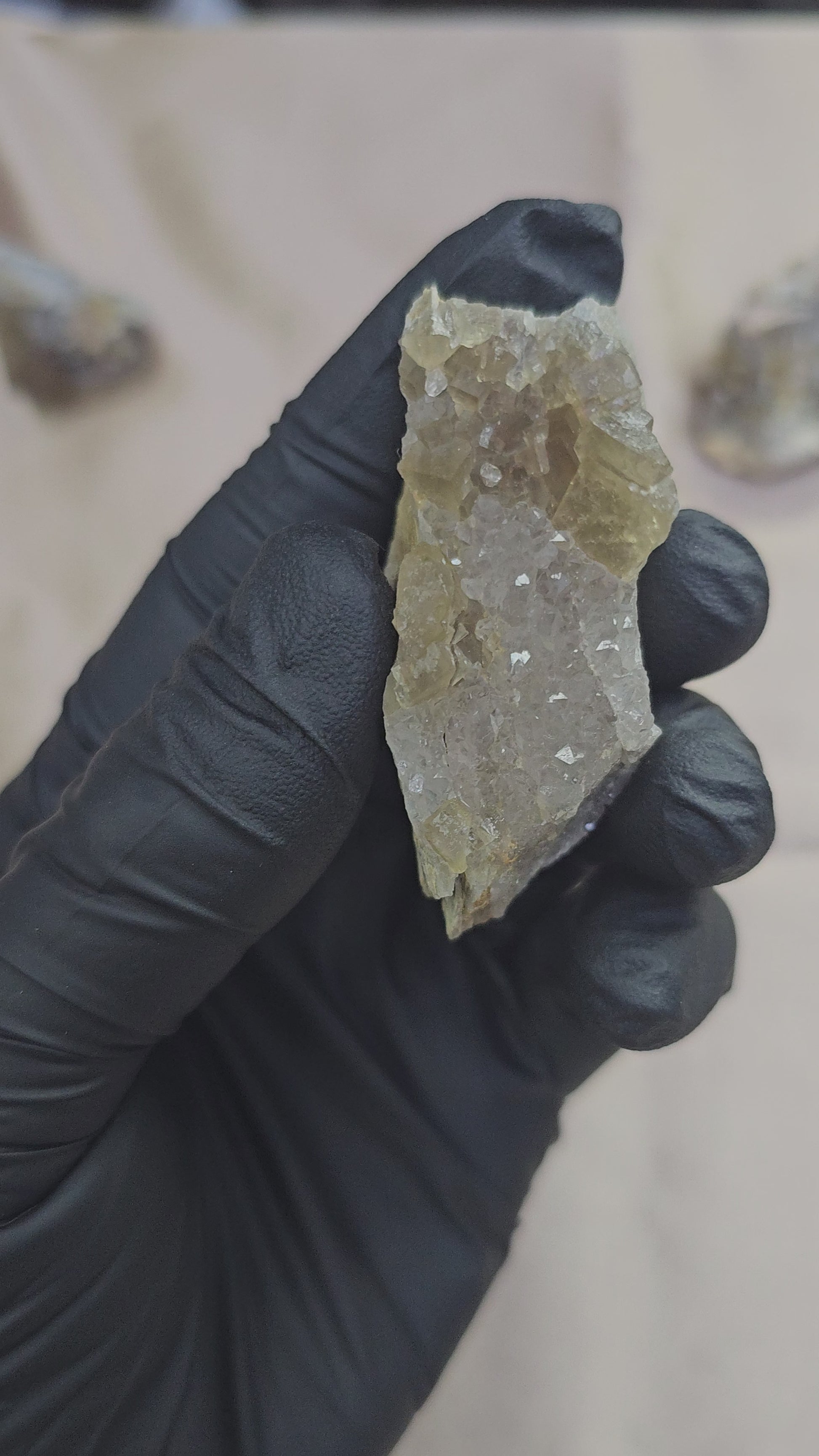 Fluorite jaune pâle et quartz du Maroc de 55g - Vue du dessus et en 360°
