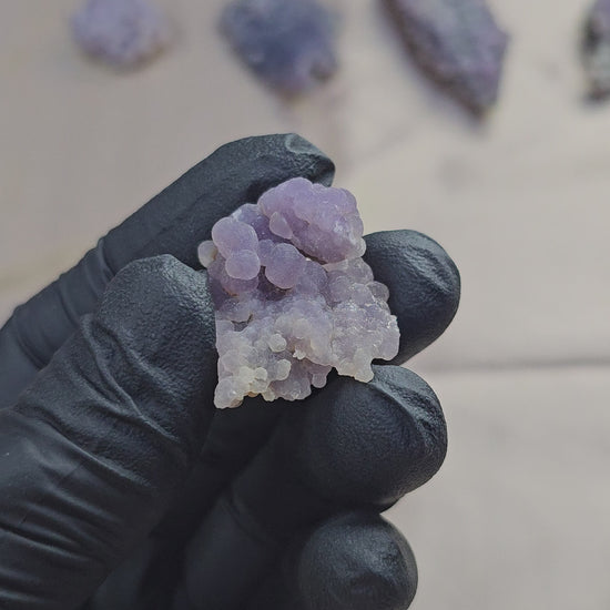 Petite calcédoine grappe de raisin violette scintillante de 9g - Vue du dessus