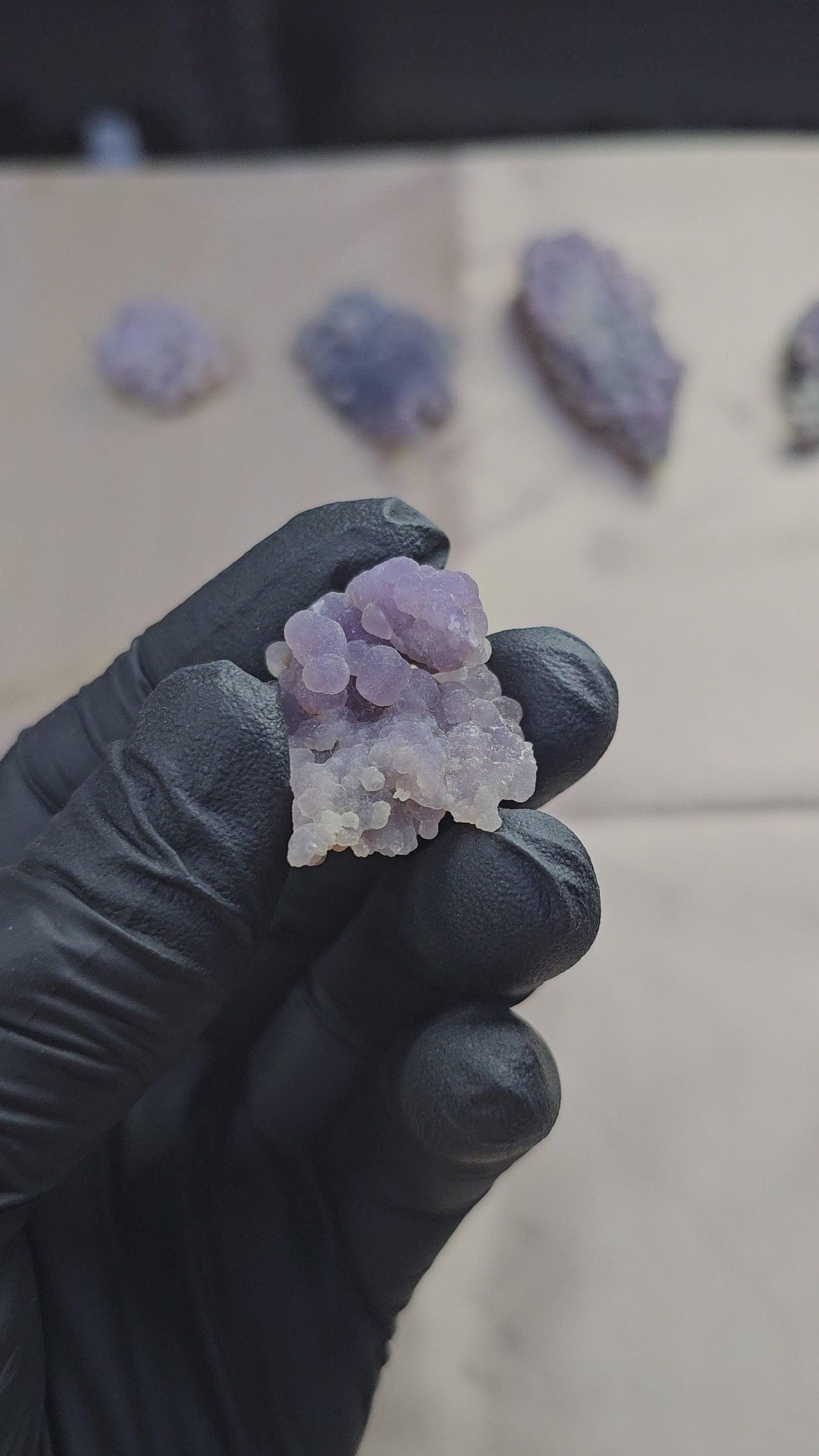 Petite calcédoine grappe de raisin violette scintillante de 9g - Vue du dessus