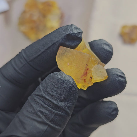Fluorite jaune miel morceaux de cubes de 12g du Maroc - Vue du dessus et sous lampe en 360°