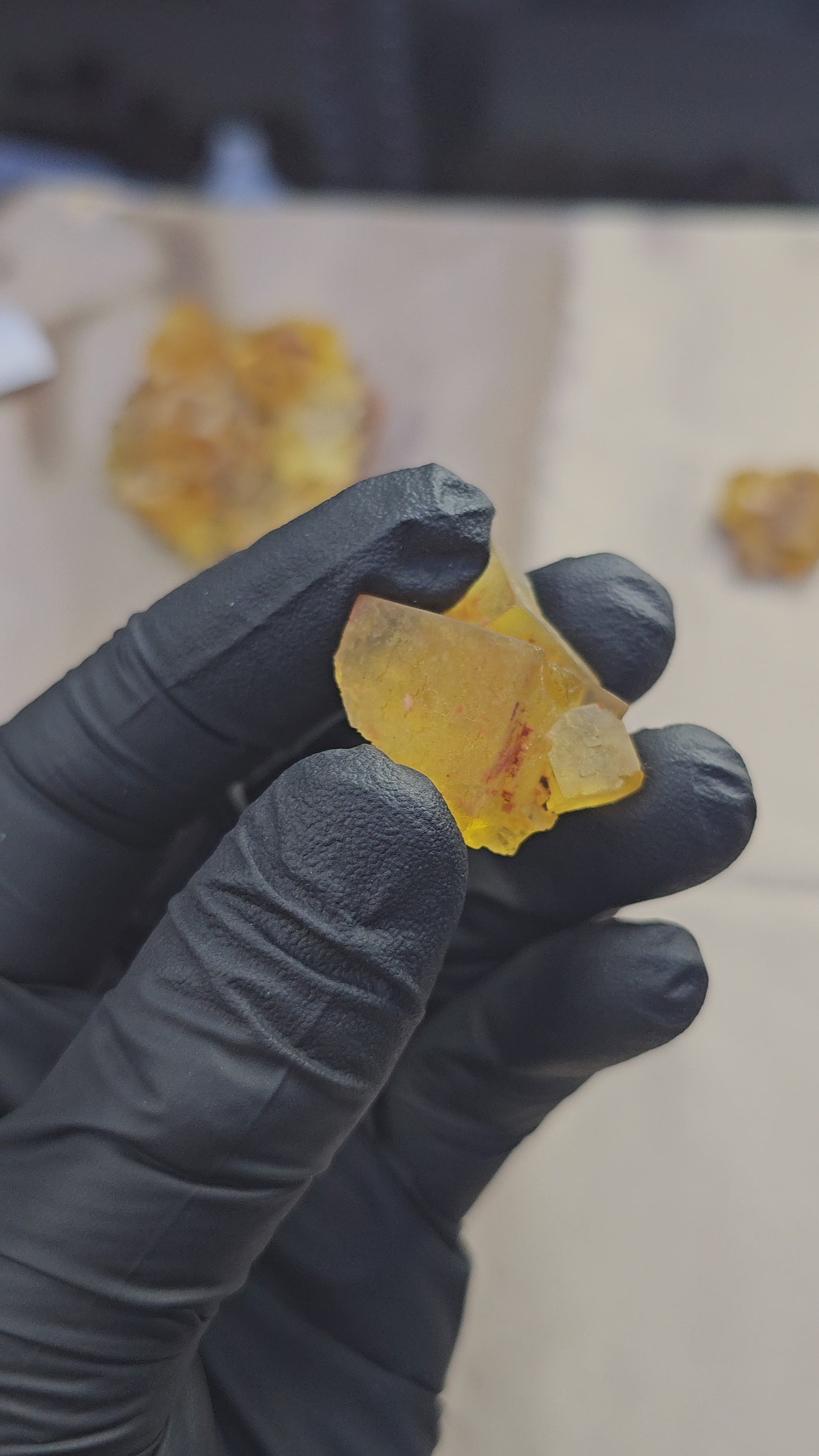 Fluorite jaune miel morceaux de cubes de 12g du Maroc - Vue du dessus et sous lampe en 360°