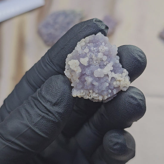 Calcédoine grappe violette et formation microcristalline de quartz beige et scintillante à l'arrière de 14g - Vue complète en 360°