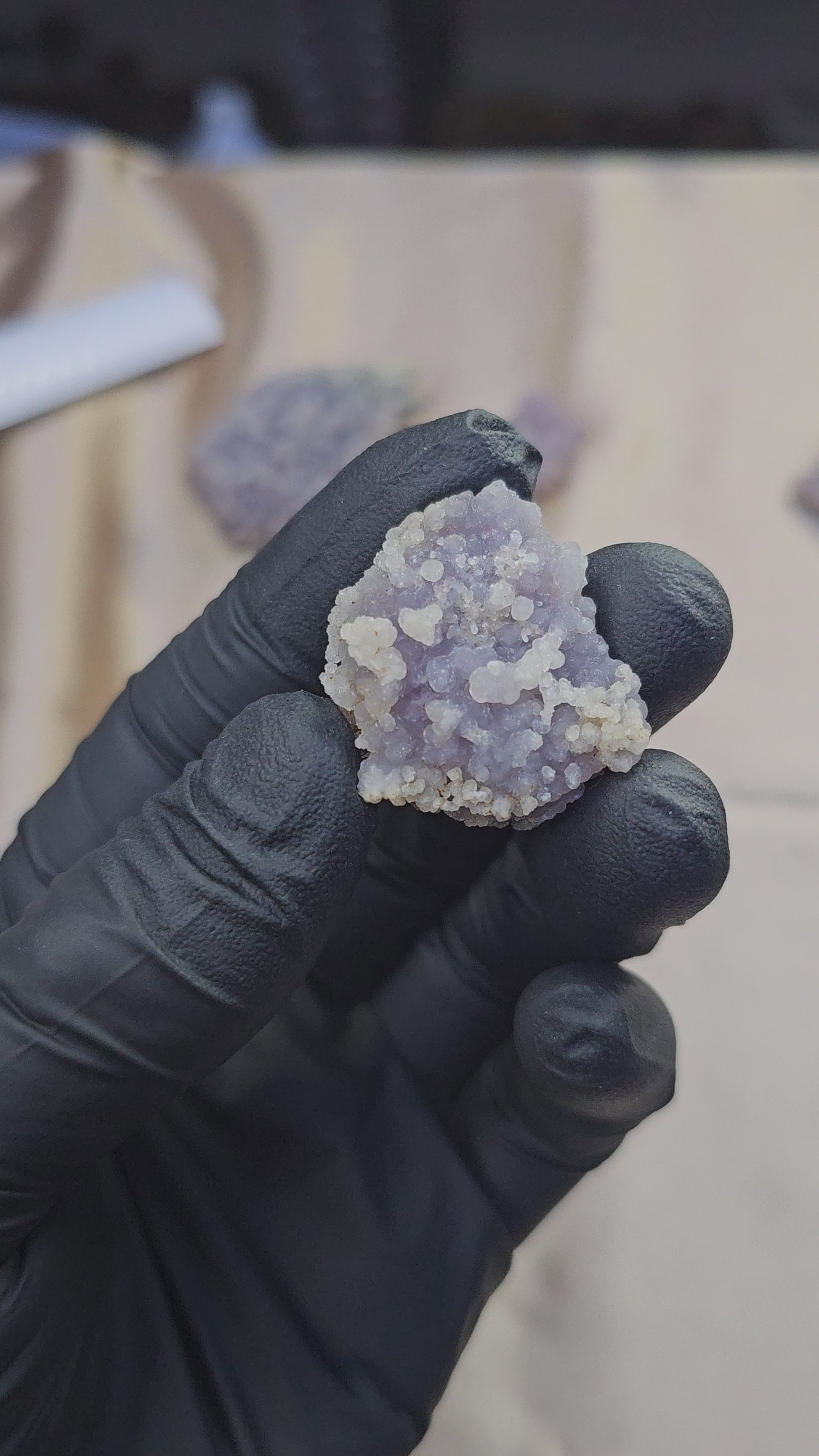 Calcédoine grappe violette et formation microcristalline de quartz beige et scintillante à l'arrière de 14g - Vue complète en 360°