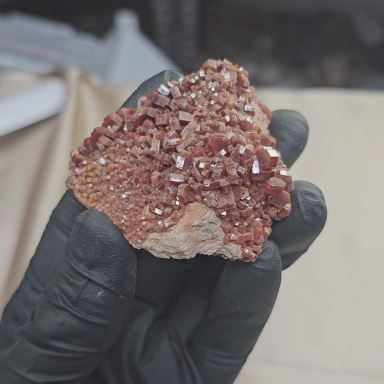 Vanadinite rouge à cristaux hexagonaux 110g de Mibladen au Maroc
