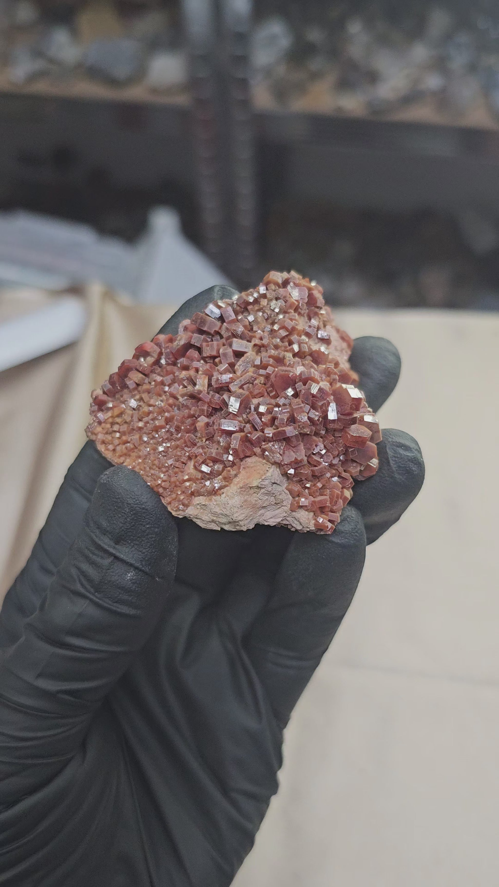Vanadinite rouge à cristaux hexagonaux 110g de Mibladen au Maroc