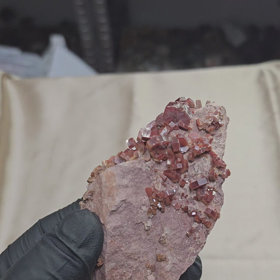 Vanadinite à cristaux hexagonaux sur matrice de 203g en provenance de Mibladen - Vue en 360°