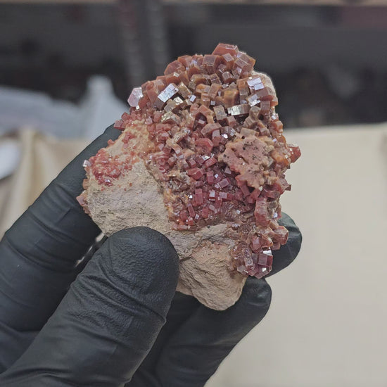 Vanadinite à cristaux hexagonaux de 118g en provenance de Mibladen au Maroc - Vue en 360°