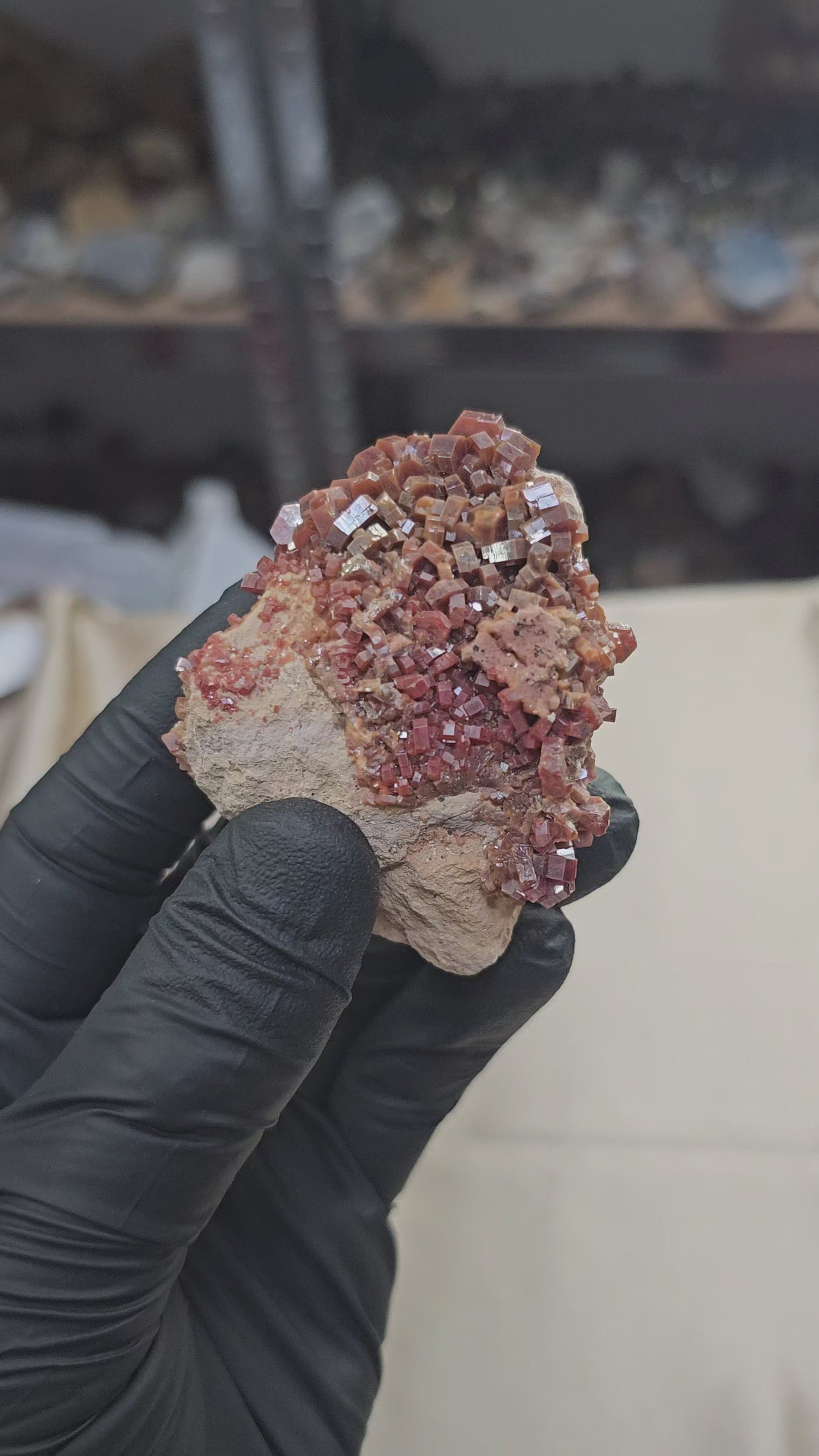 Vanadinite à cristaux hexagonaux de 118g en provenance de Mibladen au Maroc - Vue en 360°