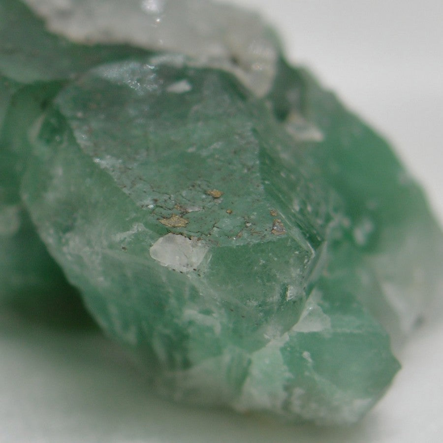 Traces de pyrite sur fluorite verte en provenance du Maroc