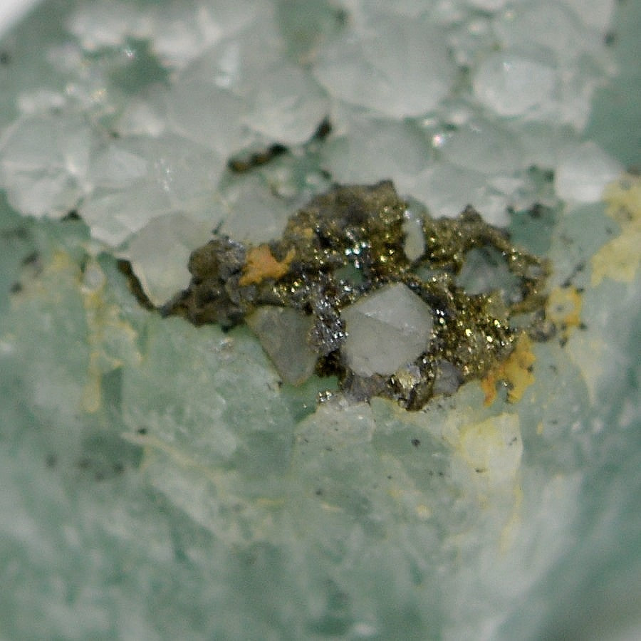 Pyrite et microcristaux de quartz sur fluorite du Maroc 41g