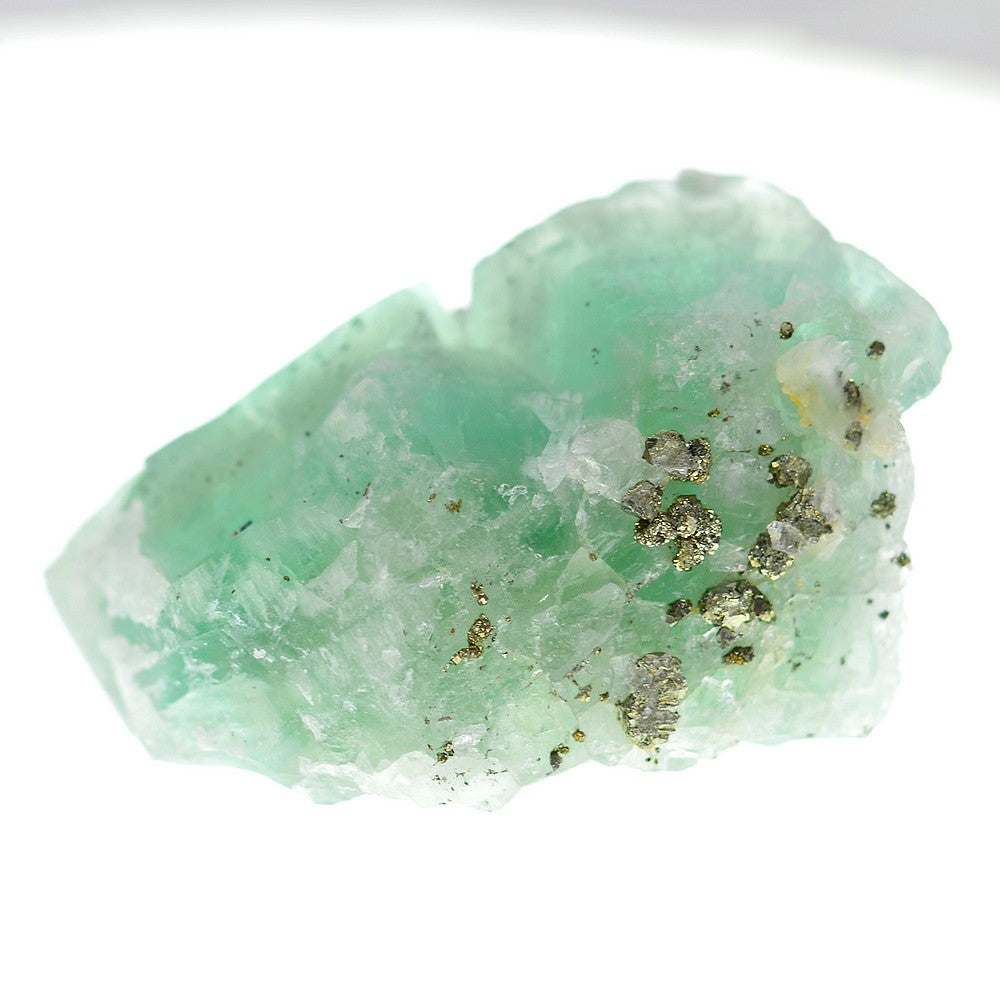 Pyrite sur fluorite vert d'eau 90g du Maroc sous lumière