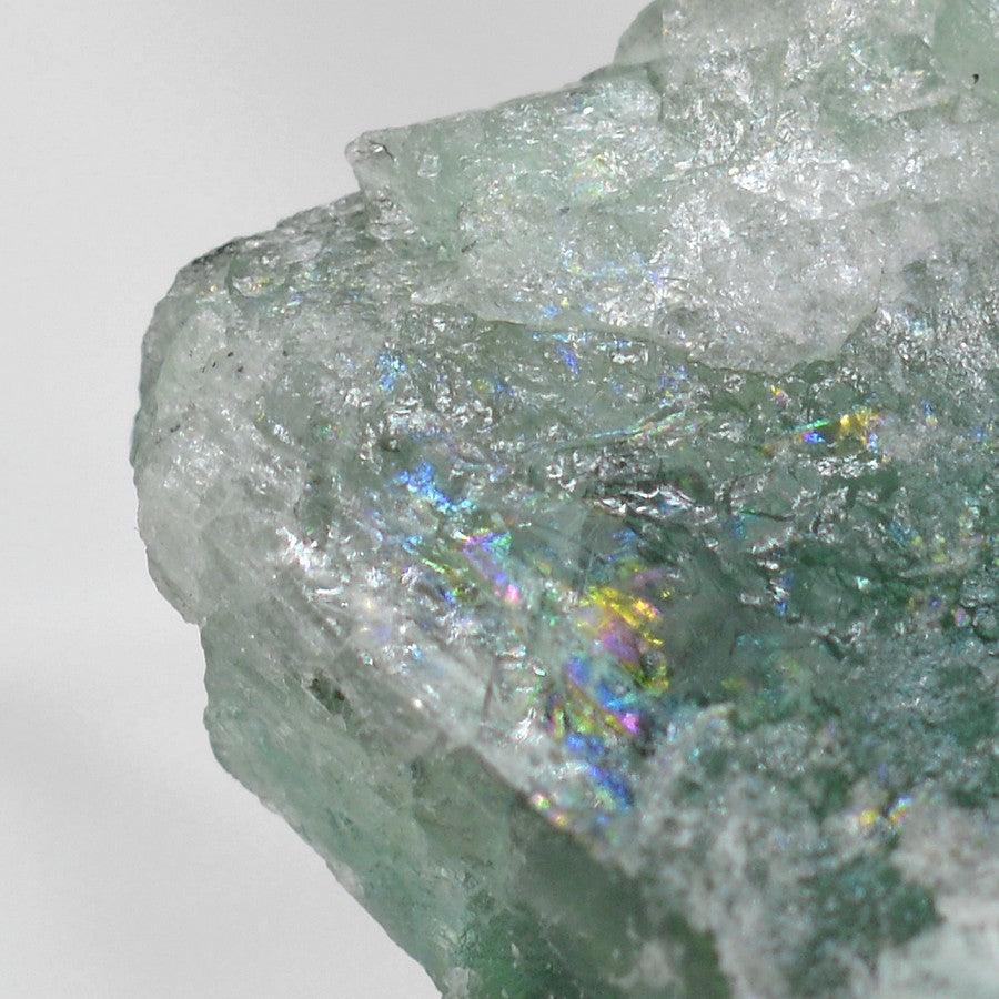 Reflets de couleurs à l'intérieur d'une fluorite vert d'eau marocaine