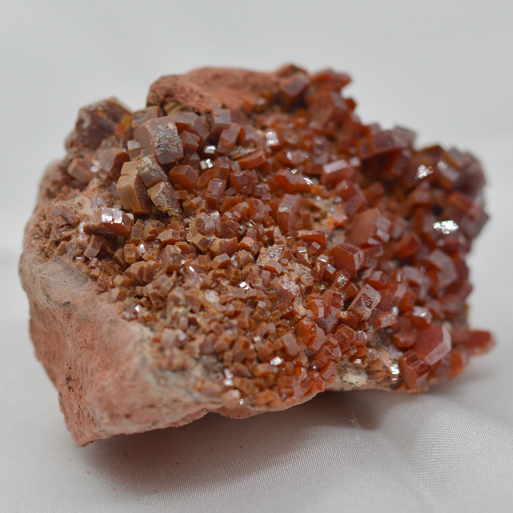 Vanadinite à cristaux en prismes hexagonaux 103g de Mibladen