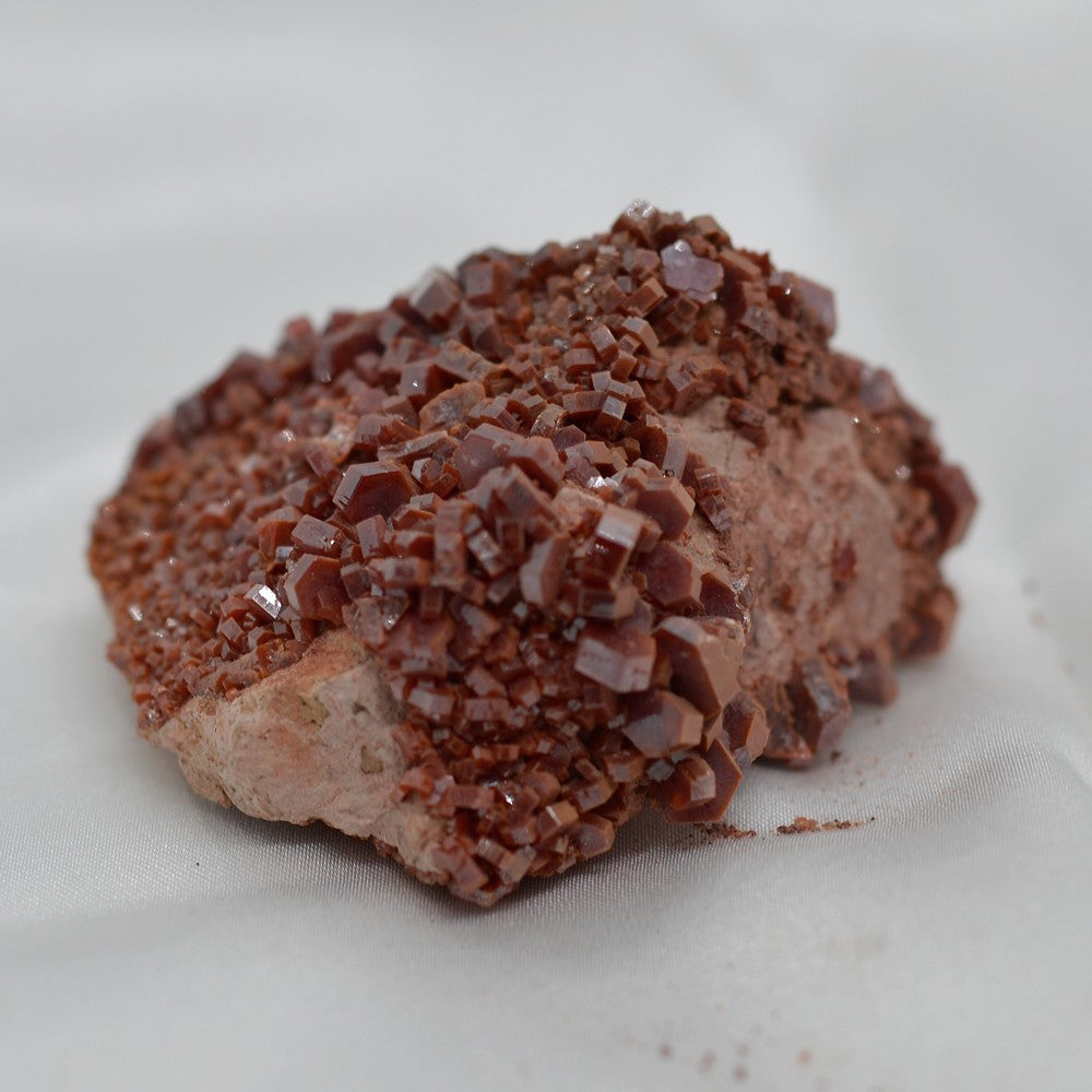 Vanadinite à cristaux en prismes hexagonaux du Maroc 110g