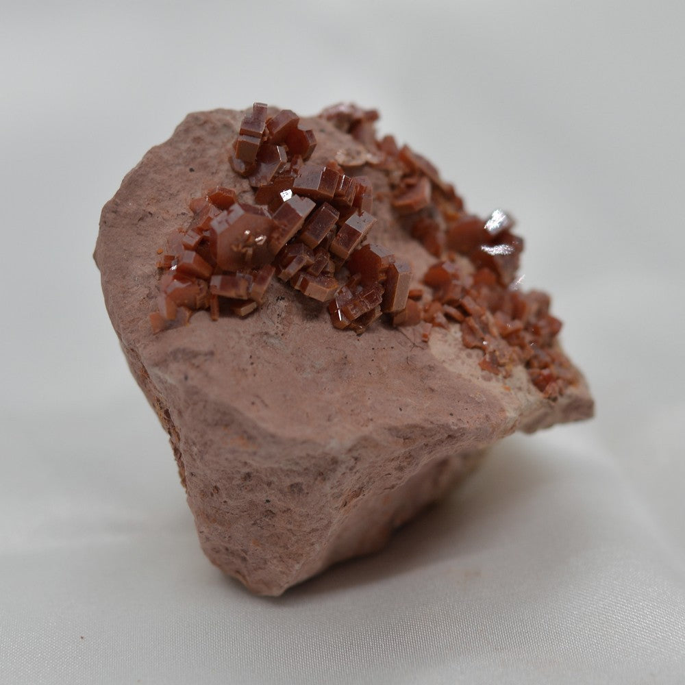 Vanadinite à cristaux en prismes hexagonaux du Maroc 111g