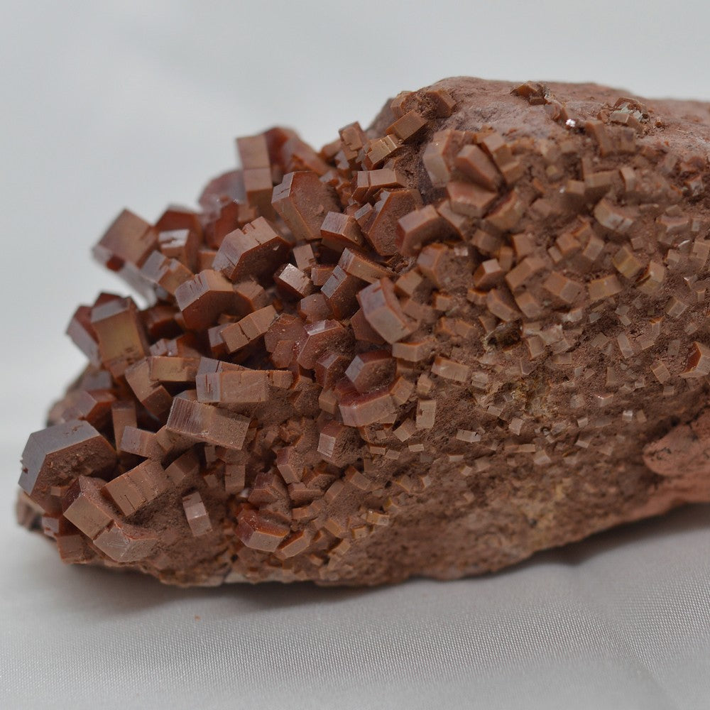 Vanadinite à cristaux en prismes hexagonaux du Maroc 203g