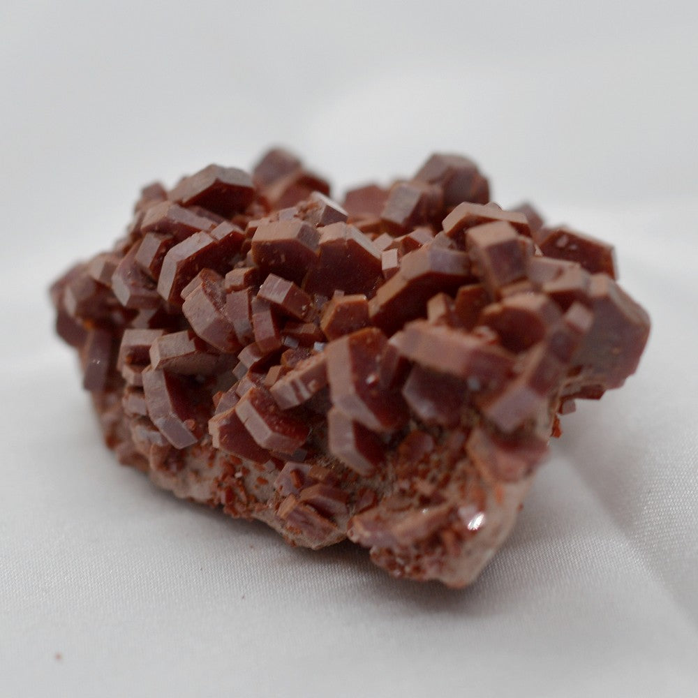 Vanadinite à cristaux en prismes hexagonaux marocaine de 72g